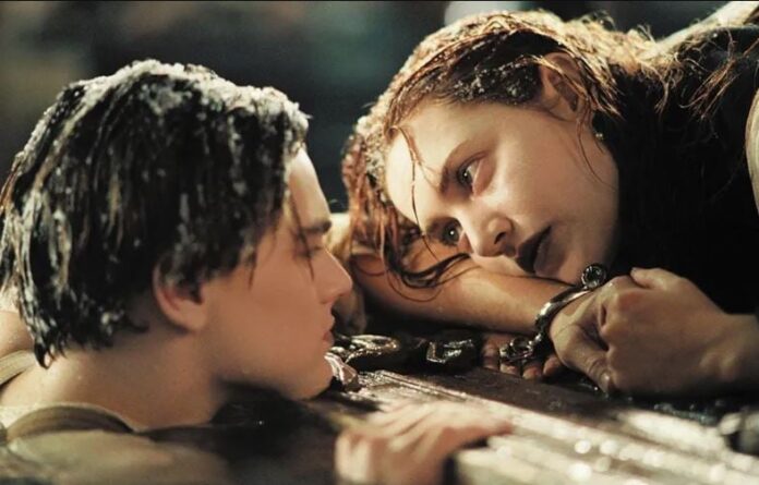 The wooden plank that saved the heroine in 'Titanic' is auctioned for 20 crores
